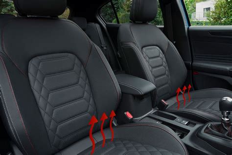 Interno Ford C-Max con focus sui sedili anteriori