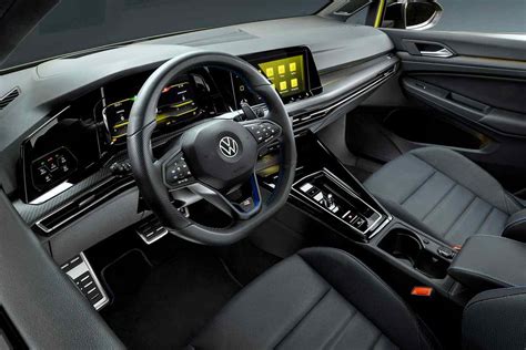 Interni di una Volkswagen Golf 8 R-Line con enfasi sul volante