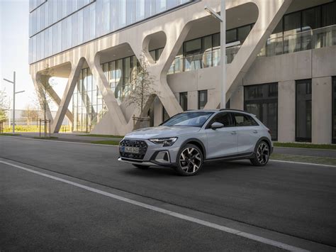 Audi A3 allstreet in un contesto urbano