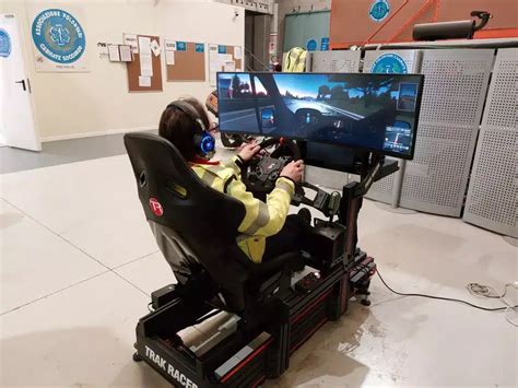 Pilota che utilizza un simulatore di guida professionale