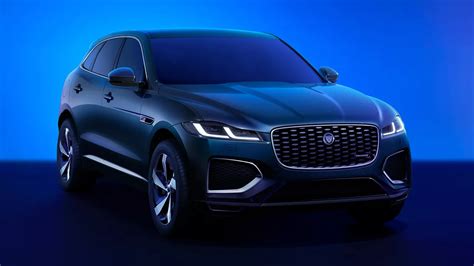 Jaguar F-Pace in movimento su strada panoramica