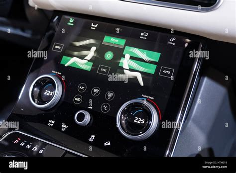 Interno di una Jaguar F-Pace con cruscotto digitale e schermo centrale