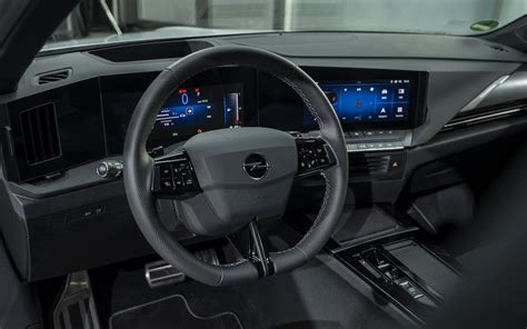 Interni Opel Astra H con dettaglio della console centrale e leva del cambio