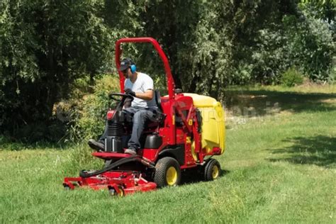 Rasaerba Multimower MR in azione su un prato