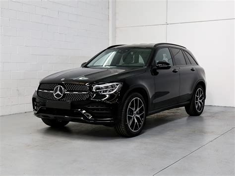Mercedes GLC nera in contesto urbano