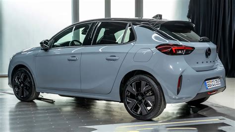 Opel Corsa Electric in ricarica