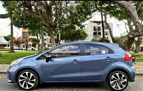 Modello Kia Rio in ambiente urbano