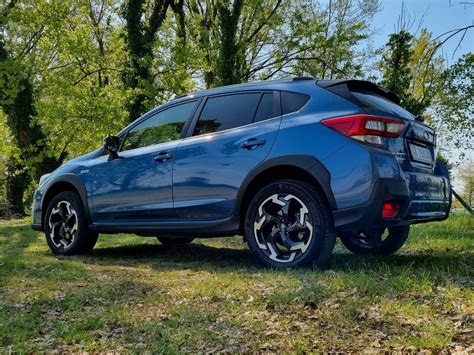 Subaru XV su strada asfaltata con curve