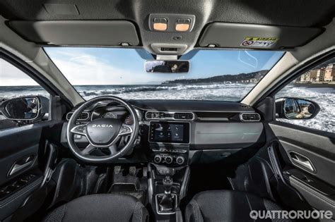 Interni della Dacia Duster GPL con dettagli della plancia