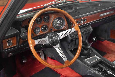 Interni della Fiat Dino Coupé con dettagli di lusso