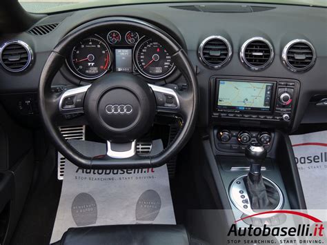Interni Audi TT con volante sportivo multifunzione
