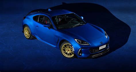 Veduta frontale e laterale di una Subaru BRZ in movimento su strada tortuosa