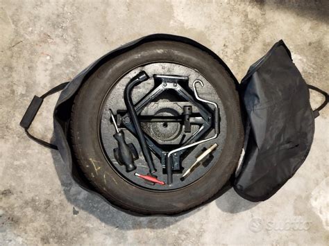 Ford C-Max kit di emergenza nel bagagliaio