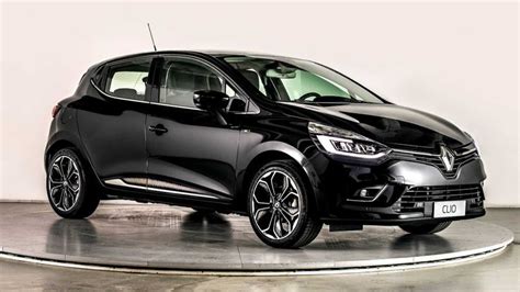 Renault Clio Moschino in un contesto urbano moderno