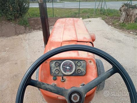 Interni del trattore Fiat 55-65 con la poltroncina anatomica