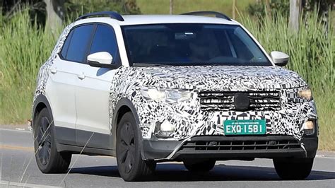 Volkswagen T-Cross in movimento su strada urbana