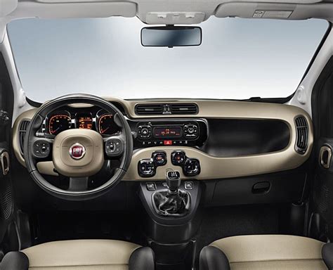 Interni della Fiat Panda con cruscotto digitale