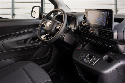 Terza generazione Fiat Doblò interni con schermo multimediale