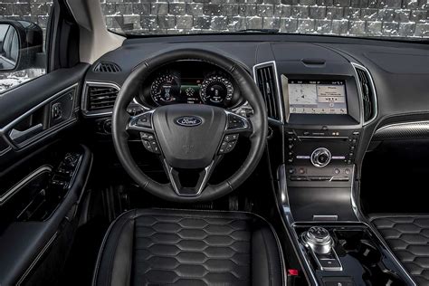 Interni Ford Edge con dettagli del volante