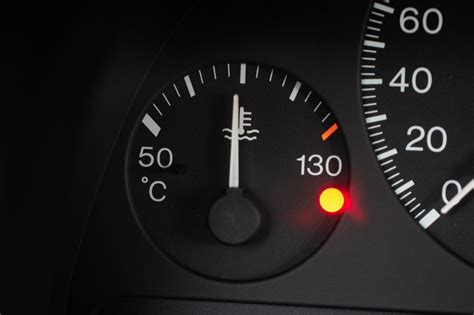 Cruscotto dell'auto con spia della temperatura motore accesa