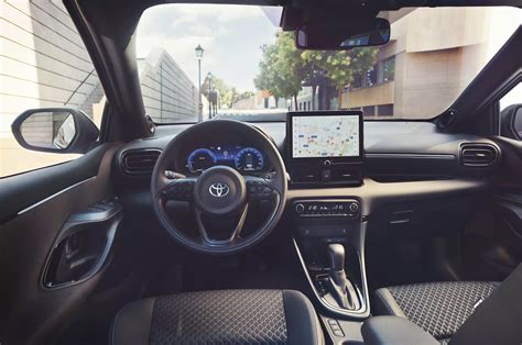 Interni Toyota Yaris con cruscotto digitale