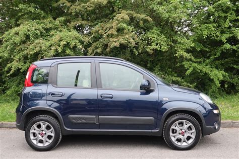 Fiat Panda in blu scuro in ambiente urbano