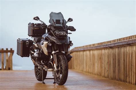BMW R 1250 GS in azione su strada sterrata con accessori da viaggio