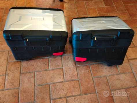 Set completo di valigie laterali e top case su una BMW R 1250 GS Adventure