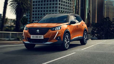frontale aggressivo Peugeot 2008 con luci a LED ad artiglio
