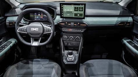 Interni Dacia Sandero con bagagliaio aperto