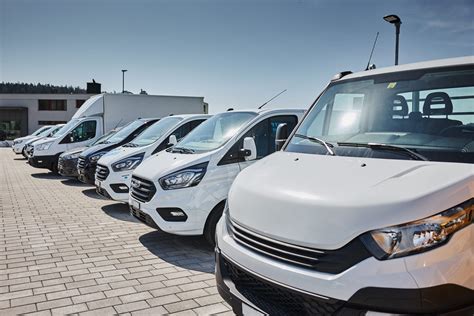 Veicoli aziendali in un parcheggio