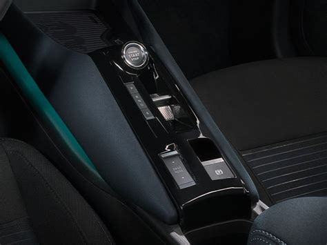 Interni moderni di una Peugeot con pulsante Start/Stop