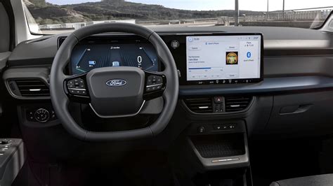 Ford Tourneo Courier interno con quadro strumenti