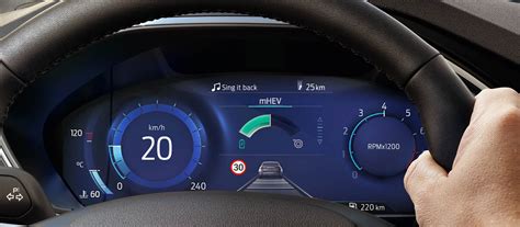 Tecnico specializzato controlla il quadro strumenti di una Ford