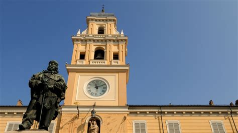 Vista della città di Parma con un'insegna Volkswagen in primo piano