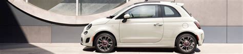 Vista laterale di una Fiat 500 equipaggiata con cerchi in lega da 16 pollici bruniti