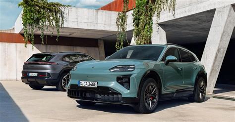 SUV elettrico in ricarica con sfondo urbano