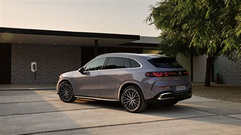 Mercedes GLC in diverse ambientazioni urbane e naturali