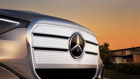 Dettagli del design esterno della Mercedes GLC: fari LED e mascherina
