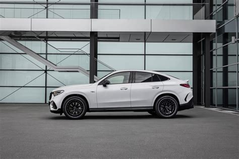 Mercedes-AMG GLC Coupé in movimento su una strada tortuosa