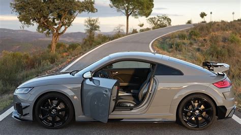 Audi TT laterale su strada