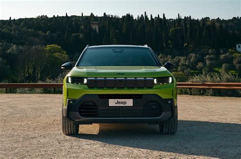 Design esterno della nuova Jeep Compass con le distintive sette feritoie anteriori