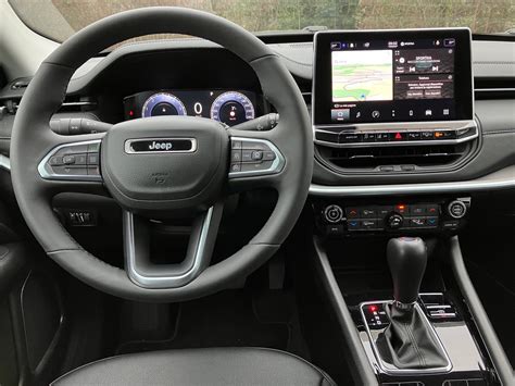 Interno della Jeep Compass con il grande schermo centrale da 16 pollici
