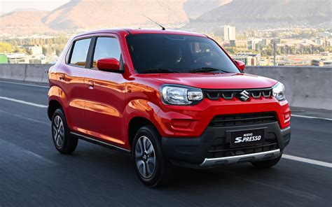Suzuki S-Presso in un ambiente urbano