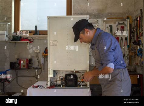 Immagine di un tecnico Volvo al lavoro in officina