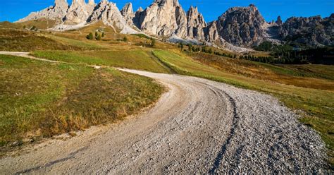 Subaru Outback su strada sterrata con montagne sullo sfondo