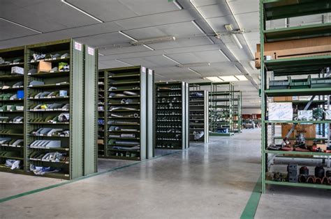 magazzino di ricambi auto organizzato per tipologia di componente