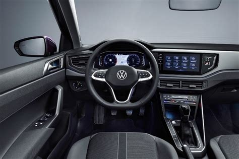 Volkswagen Polo interni con volante multifunzione