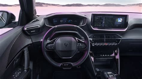 Peugeot 2008 SUV interni con display digitale