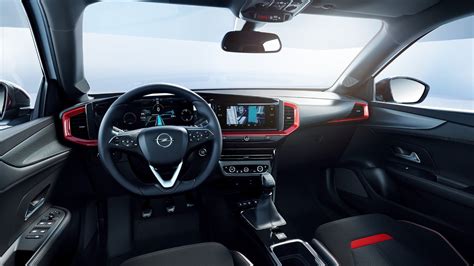 Interni Opel Mokka Electric con doppio schermo